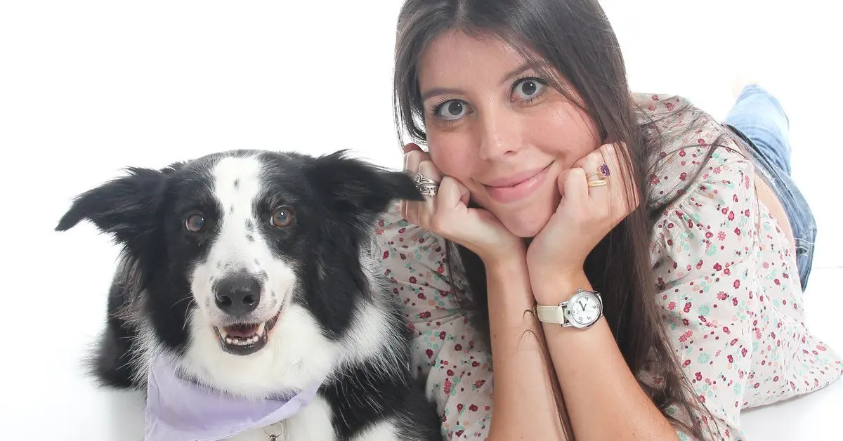 Sara Favinha, adestradora e cofundadora da Tudo de Cão, deitada ao lado da cachorra Radha
