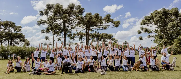 Equipe Tudo de Cão reunida com seus cães