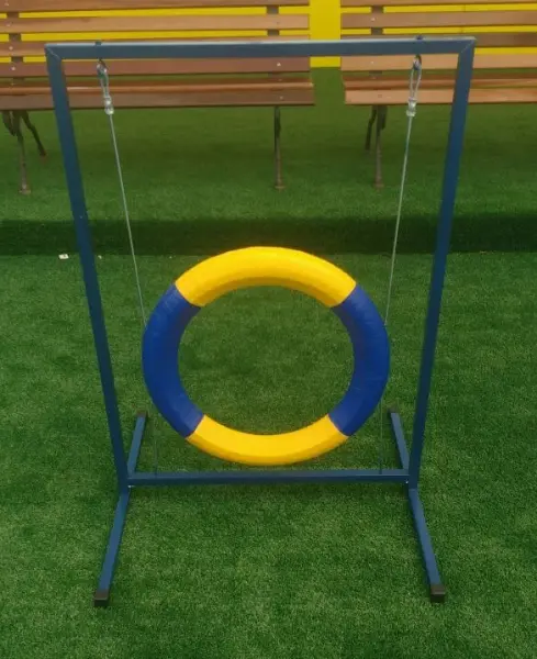 Pneu oficial azul e amarelo em armação verde